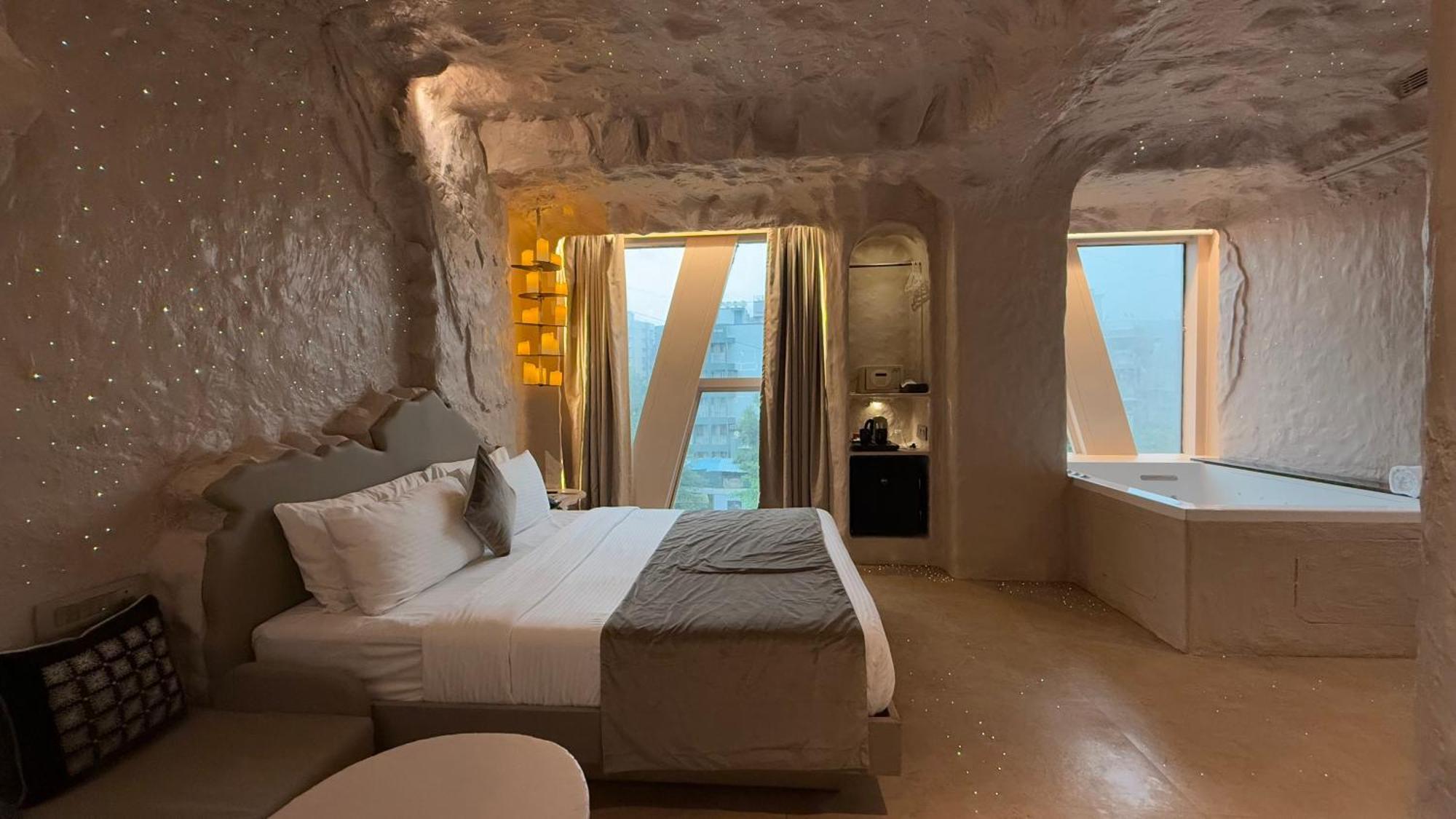 Dragonfly - The Art Hotel